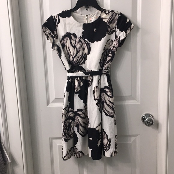 A black and white dress - Picture 1 of 3